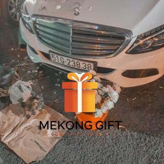 Đến tận nơi để chuẩn bị, trang trí cho xe cưới kịp giờ xuất phát